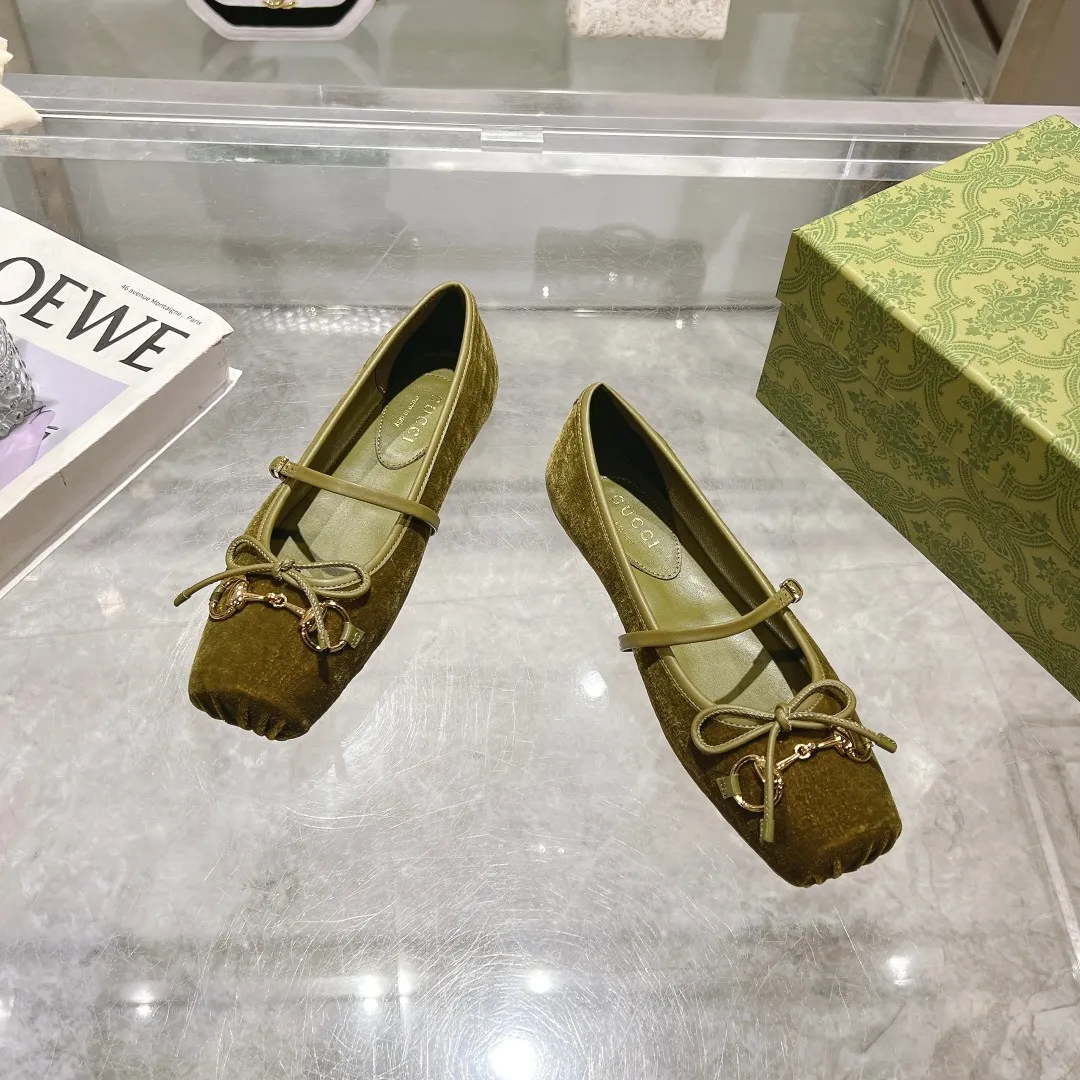 👟👟Ex-factory price 560👟👟 Gucci Horsebit series women's ballet flats. This iconic horsebit ballet flats features a square toe design and elegant bow details, paying tribute to the traditional ballet shoe style. This piece is crafted from Gucci ankh leather and embellished with a light gold-tone horsebit buckle. A 'sacchetto' construction with a soft, padded insole provides a great fit. ✅Size: 35-42 (customized for 40-42) ✅Sole material: Imported Italian genuine leather sole ✅Packaging: Brand new red box packaging